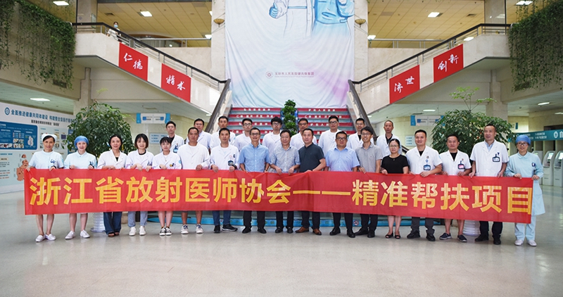 合影_副本.jpg 合影_副本.jpg