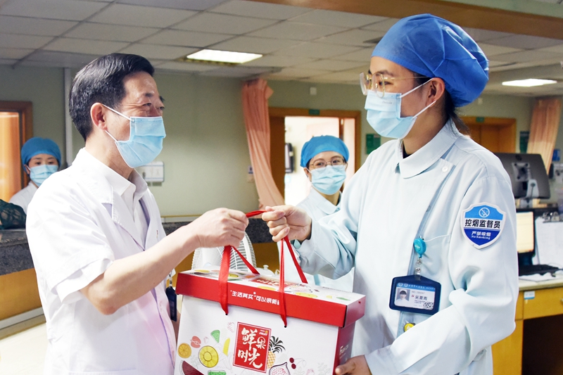 0512 护士节慰问17.jpg