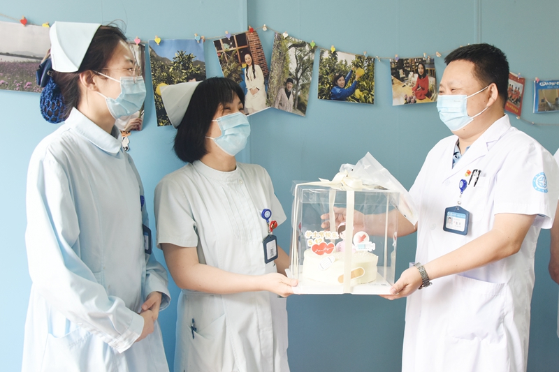 0512 护士节慰问03.jpg
