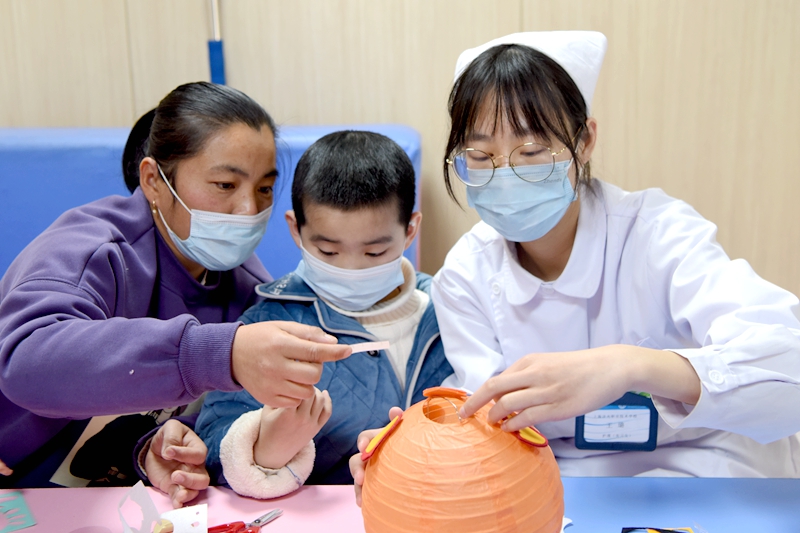 投稿：做灯笼 猜灯谜 医护陪小朋友过元宵 (2).jpg