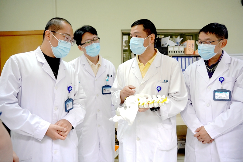 刘泉涌团队讨论手术方案.jpg 刘泉涌团队讨论手术方案.jpg