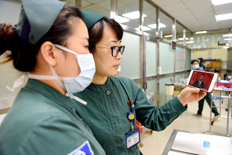 玉环市人民医院急诊科护士在工作间隙关注十九大.JPG