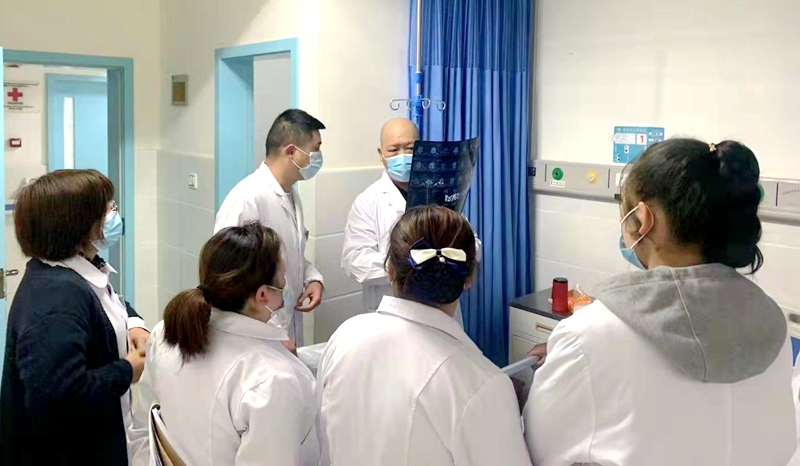 刘言云（后排右一）开展教学查房.jpg