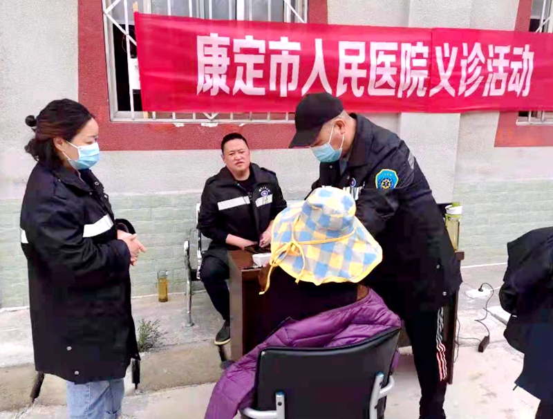 刘言云（右二）为群众义诊.jpg