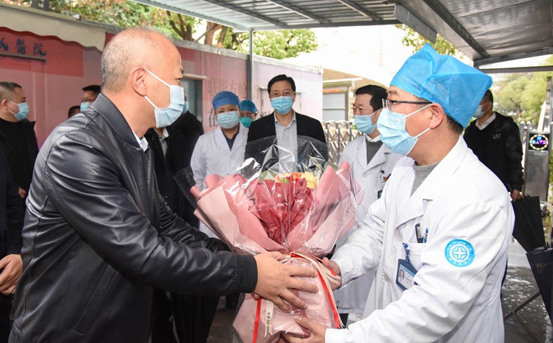 慰问巫天贤.jpg 慰问巫天贤.jpg