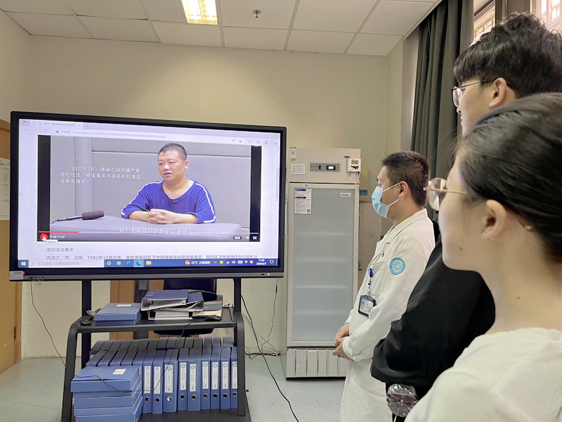 观看警钟2_副本.jpg 观看警钟2_副本.jpg