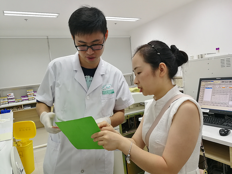 玉城 笑笑在讲设备校准工作.jpg