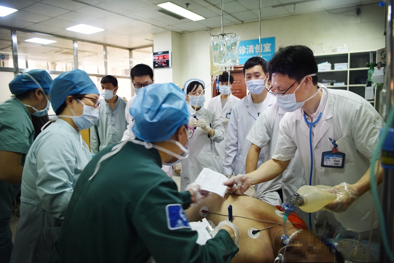 3.急诊科成功抢救硫化氨中毒大抢救_副本.jpg 3.急诊科成功抢救硫化氨中毒大抢救_副本.jpg