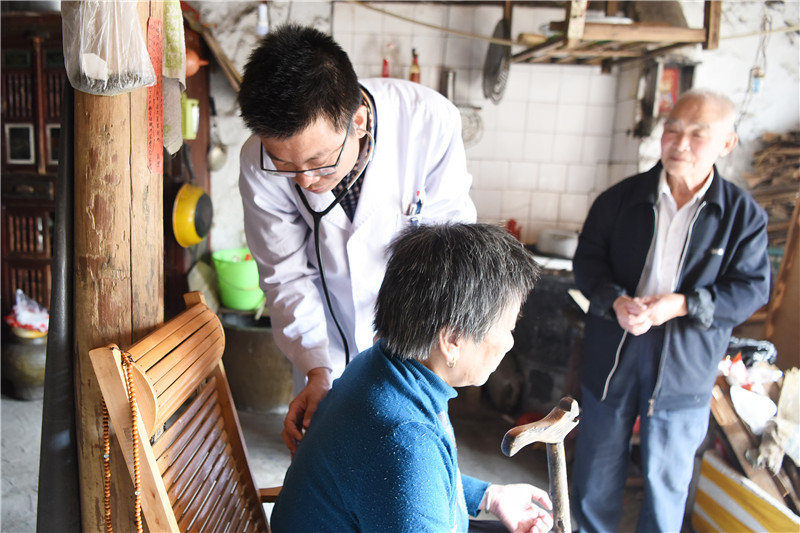 1021 鸡山乡卫生院 义诊 06.jpg