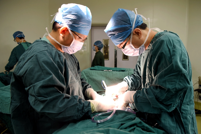 脊柱外科 王靖（右）.JPG