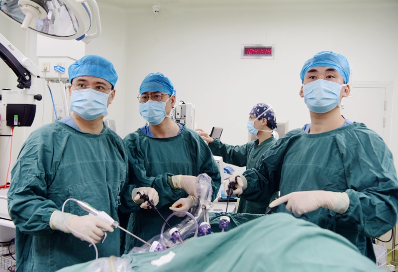 吴阿公接受结肠癌根治术手术 (1)_副本.jpg