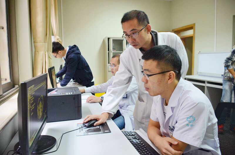 郑俊斌 看片.jpg