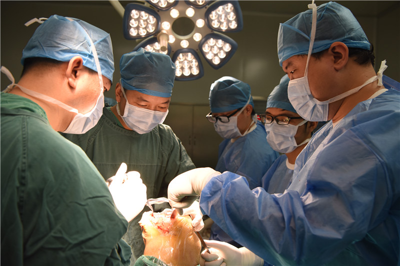 01 关节置换手术.jpg 01 关节置换手术.jpg