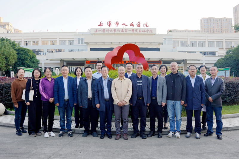 1合影.jpg 1合影.jpg