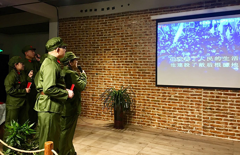 唱红歌.jpg 唱红歌.jpg