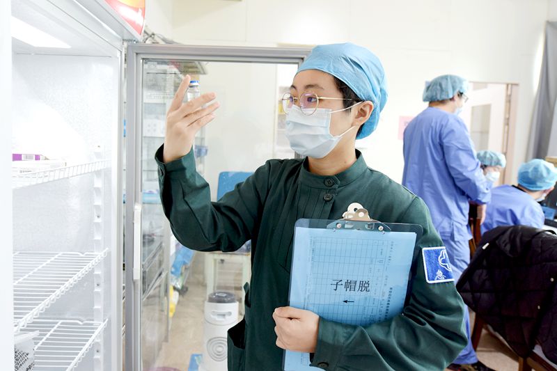 抗击疫情杰出护士 9 李昂鸿_副本.jpg 抗击疫情杰出护士 9 李昂鸿_副本.jpg