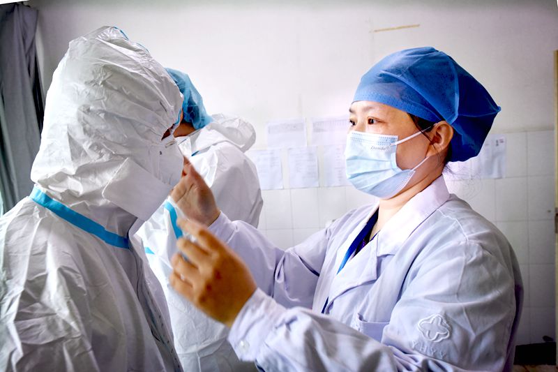 坚守前线杰出护士1-陈梅艳_副本.jpg 坚守前线杰出护士1-陈梅艳_副本.jpg