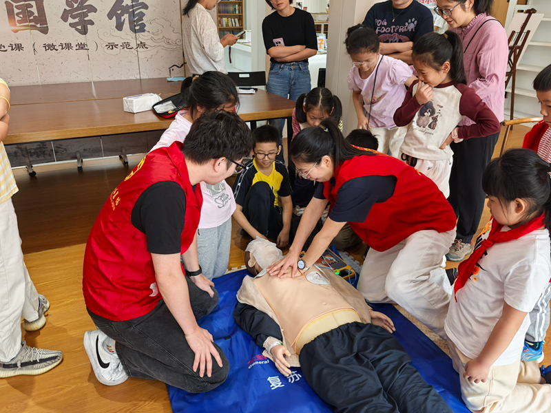 按压示范1_副本.jpg 按压示范1_副本.jpg