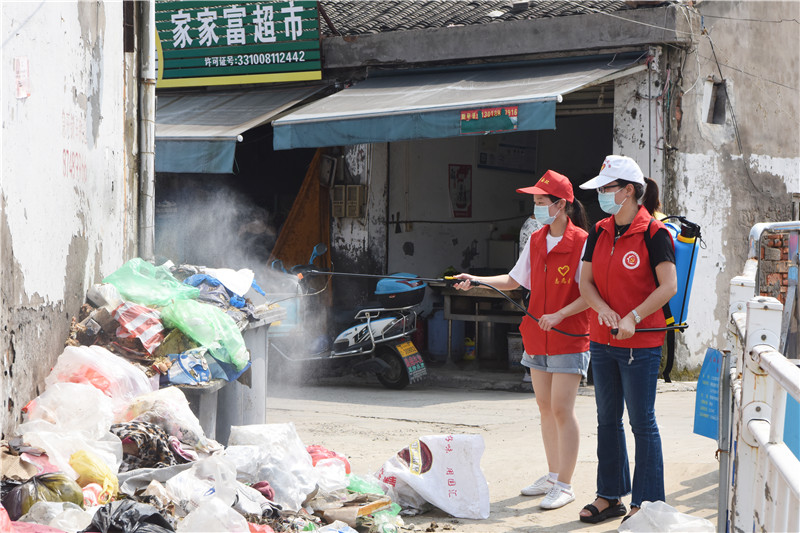 志愿者协助分院消杀工作.jpg