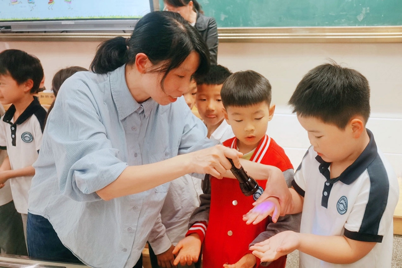 20250422 新生儿科进校园1.jpg 20250422 新生儿科进校园1.jpg