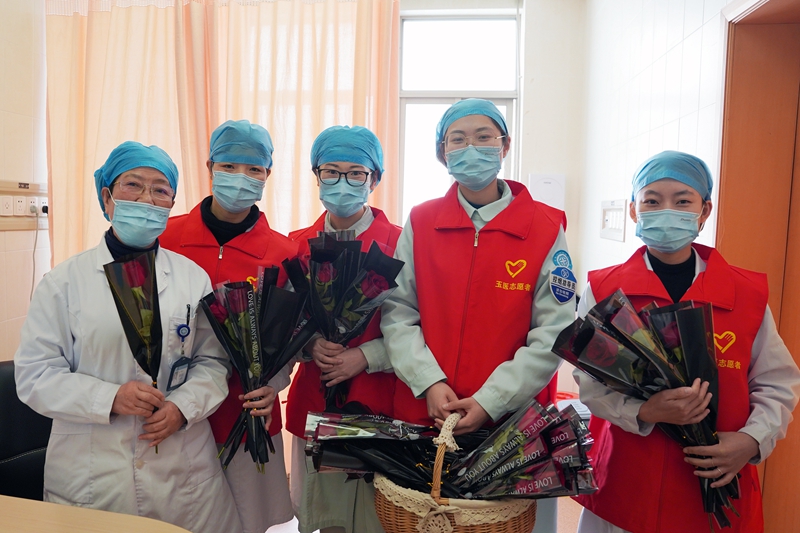 0308 门诊送花2.jpg