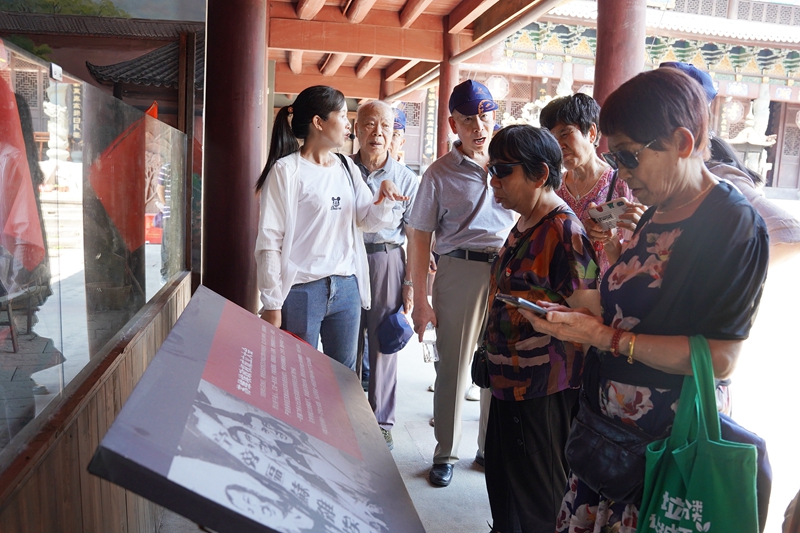 0926 退休支部 三门亭旁5.jpg