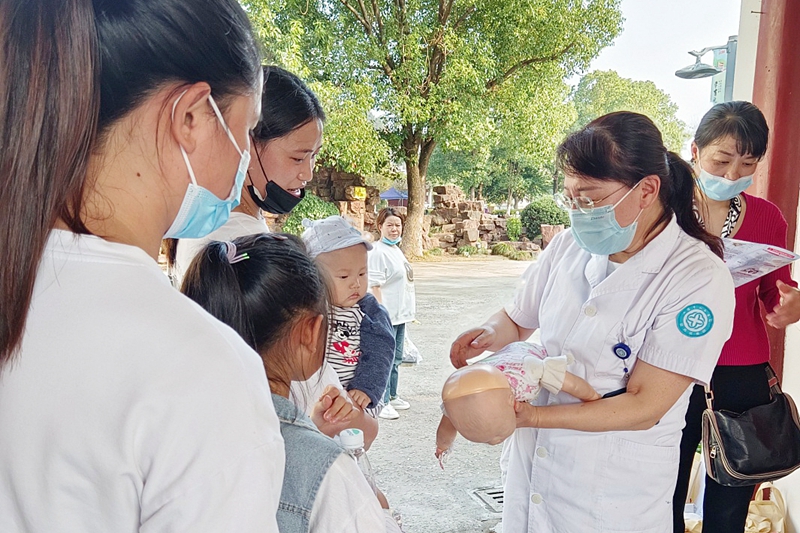 1115 新生儿科 公园义诊2.jpg