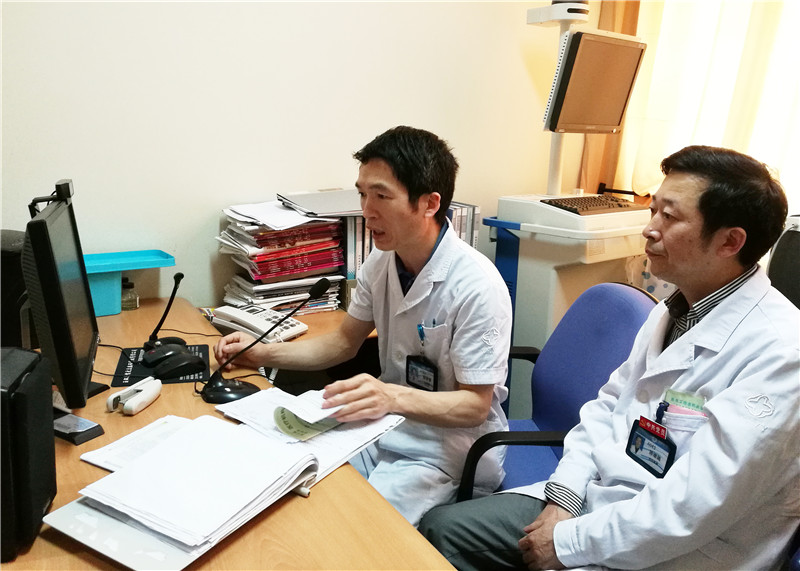 专家会诊 02_副本.jpg 专家会诊 02_副本.jpg